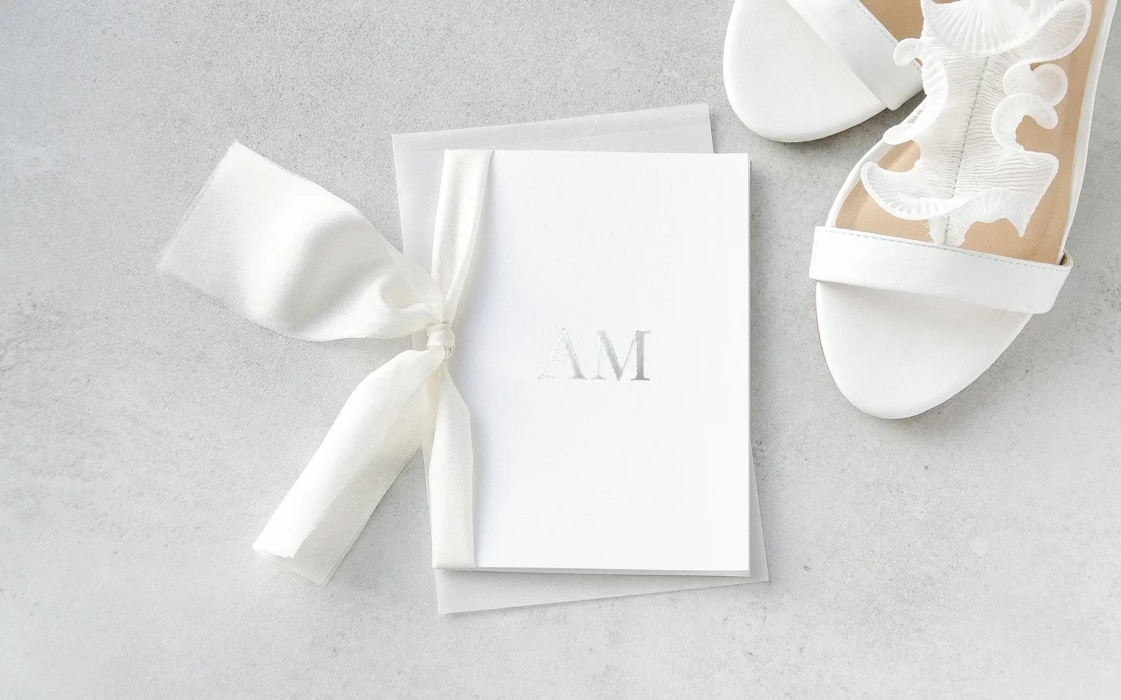 Srebrne zaproszenia ślubne z inicjałami