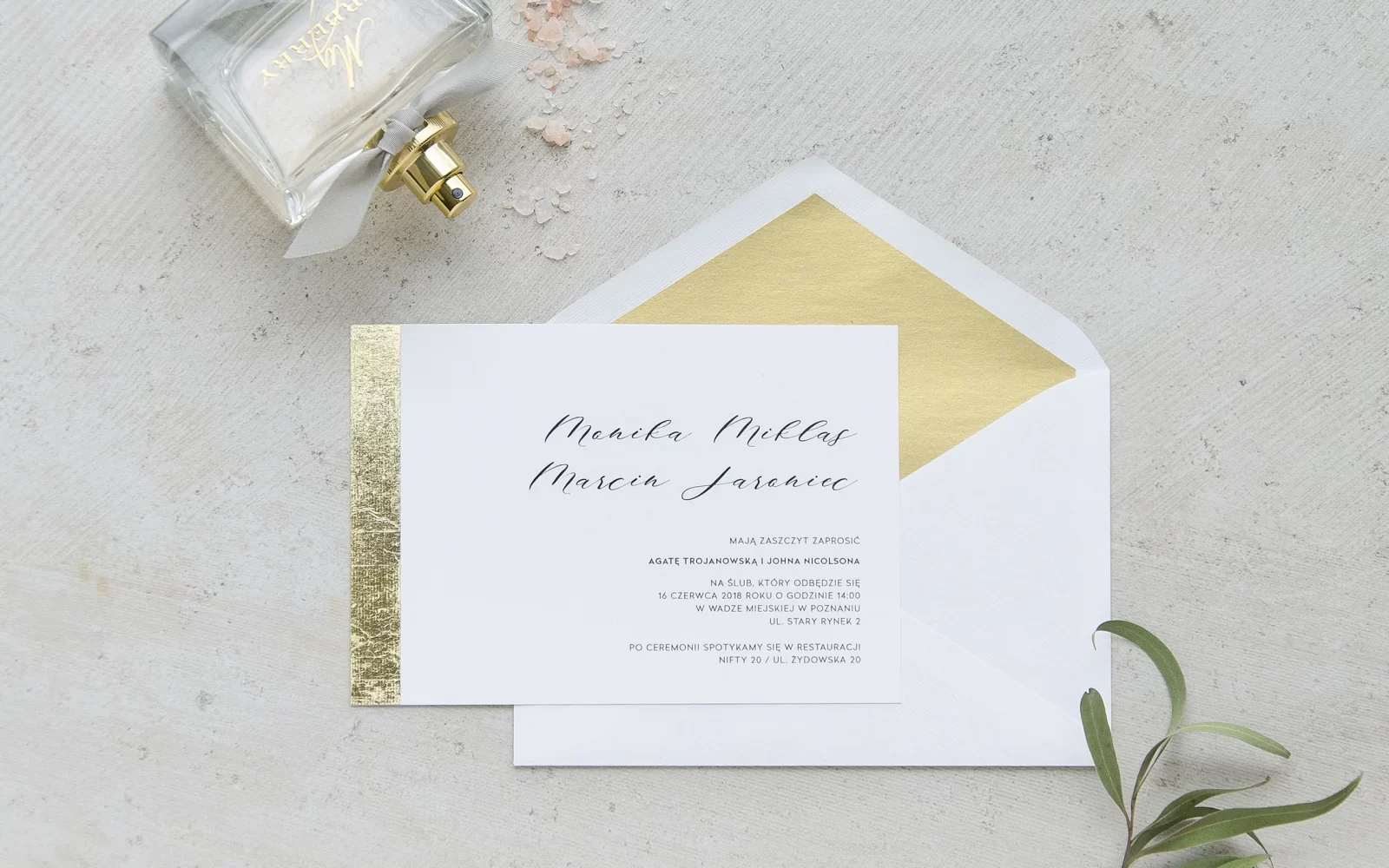 Nowoczesne zaproszenia na ślub ze złotem