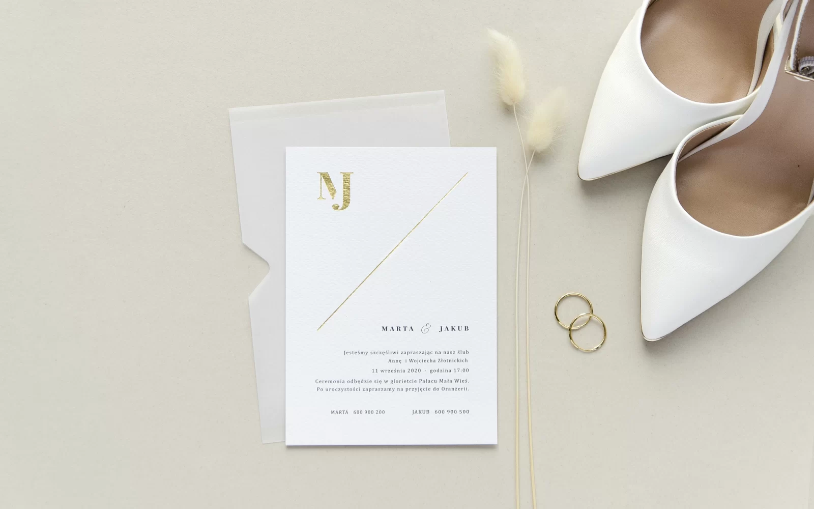 Białe zaproszenia ślubne z przezroczystą kopertą