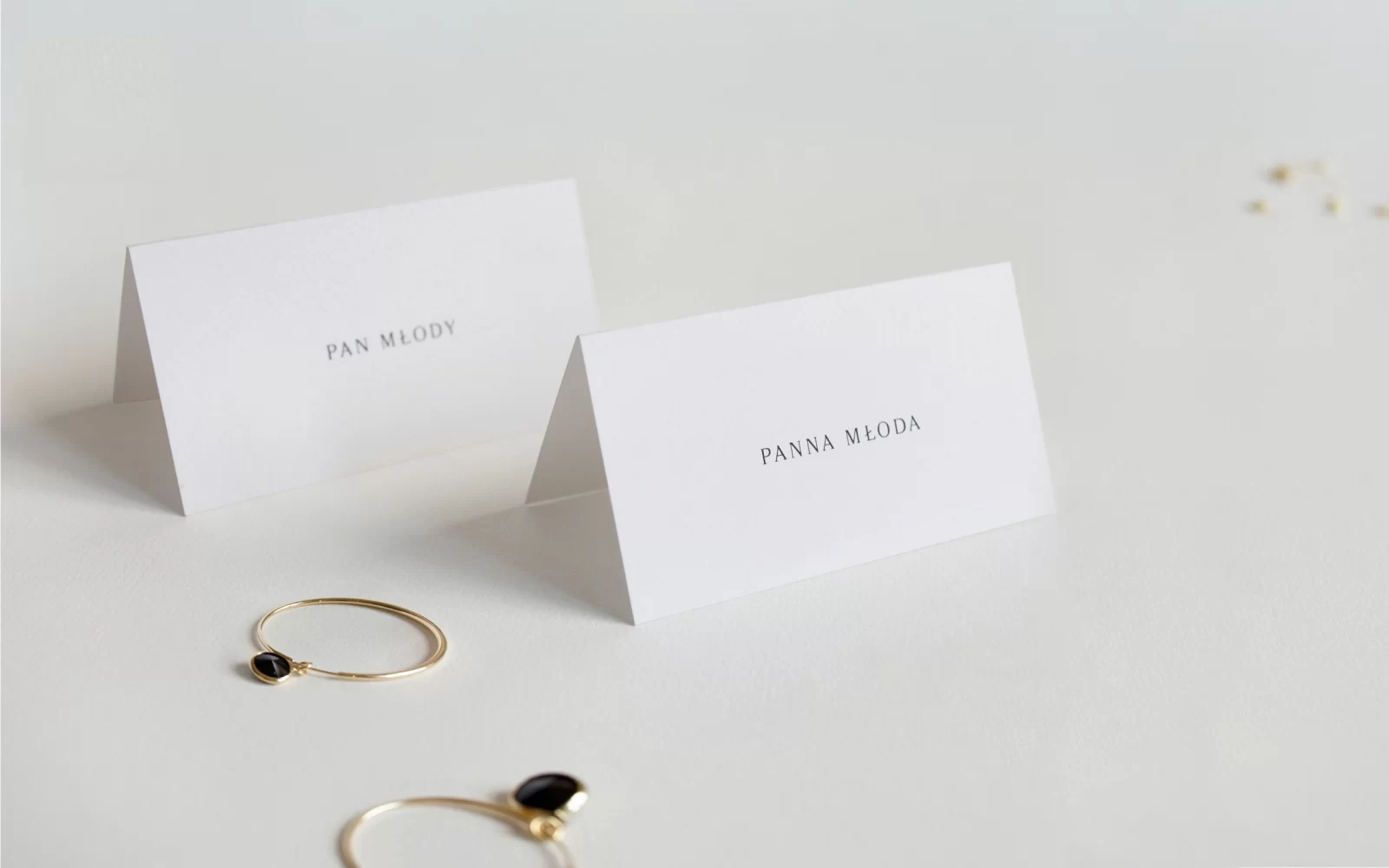 Karteczki z imionami gości w kolorze białym