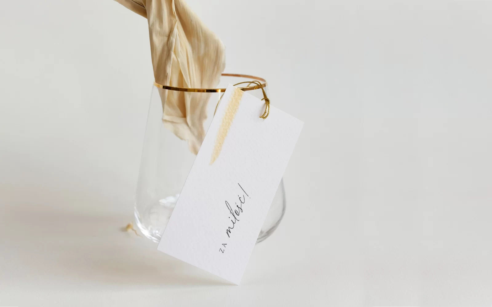 Białe bileciki na wódkę weselną złocone