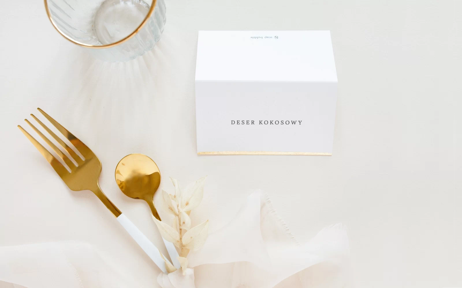 Białe etykiety do bufetu w formie daszka ze złotem