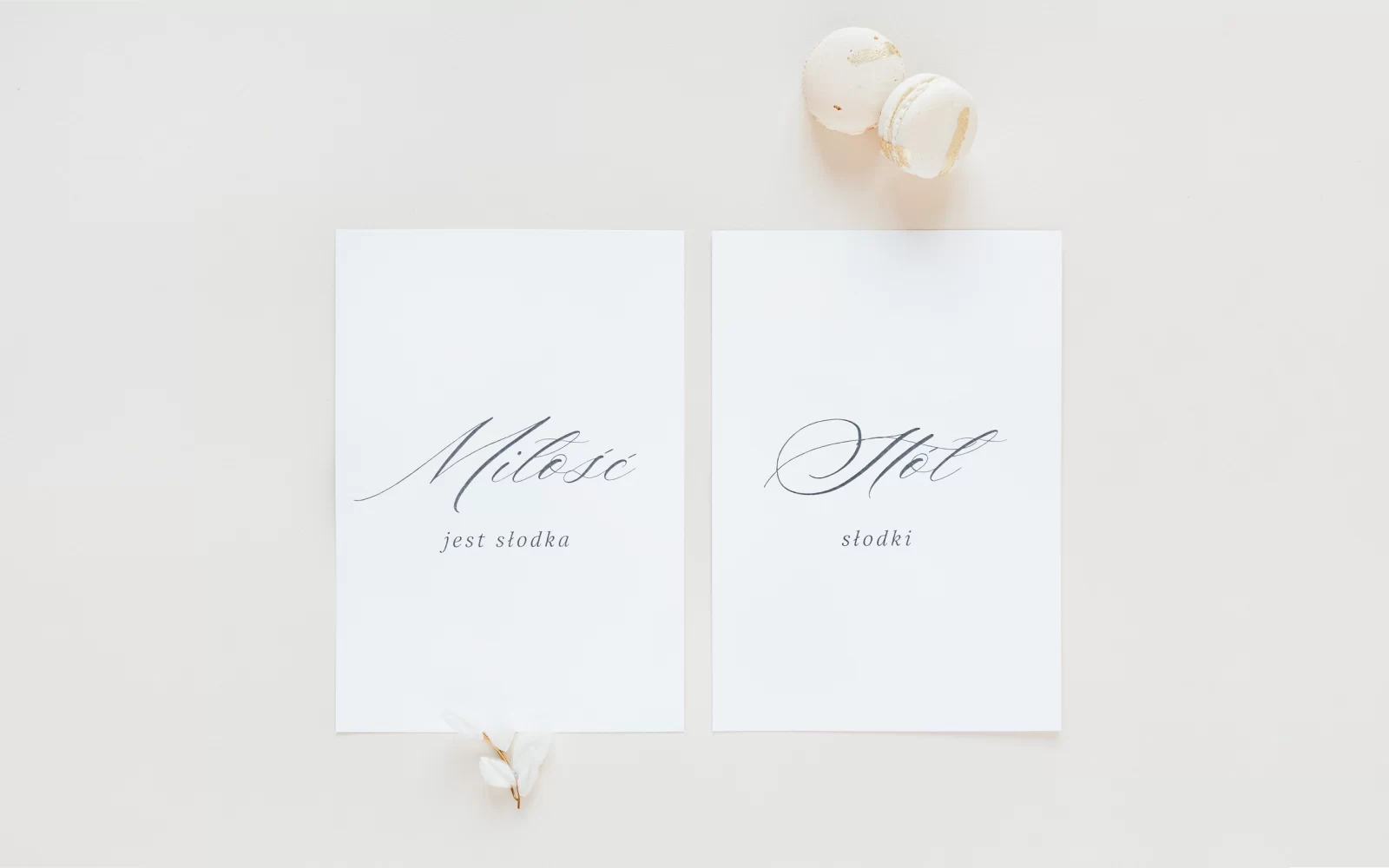 Napisy na stoły weselne w kolorze białym