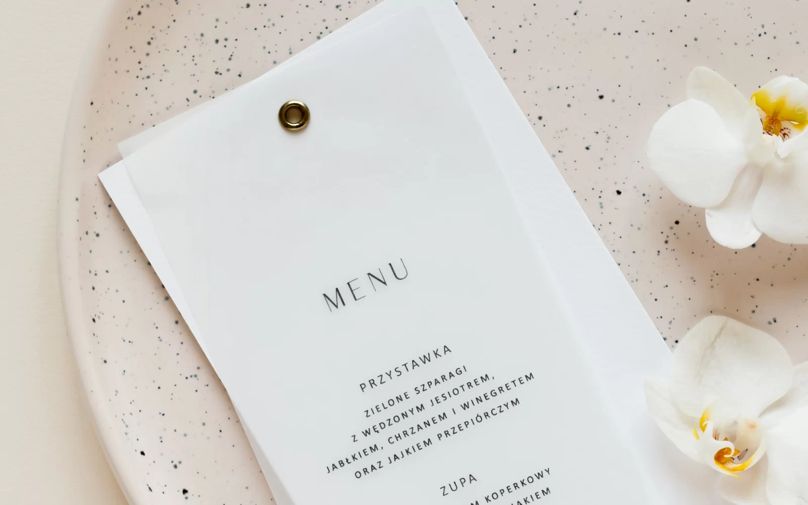 Menu dla gości weselnych na talerz w kolorze białym i przeźroczystym