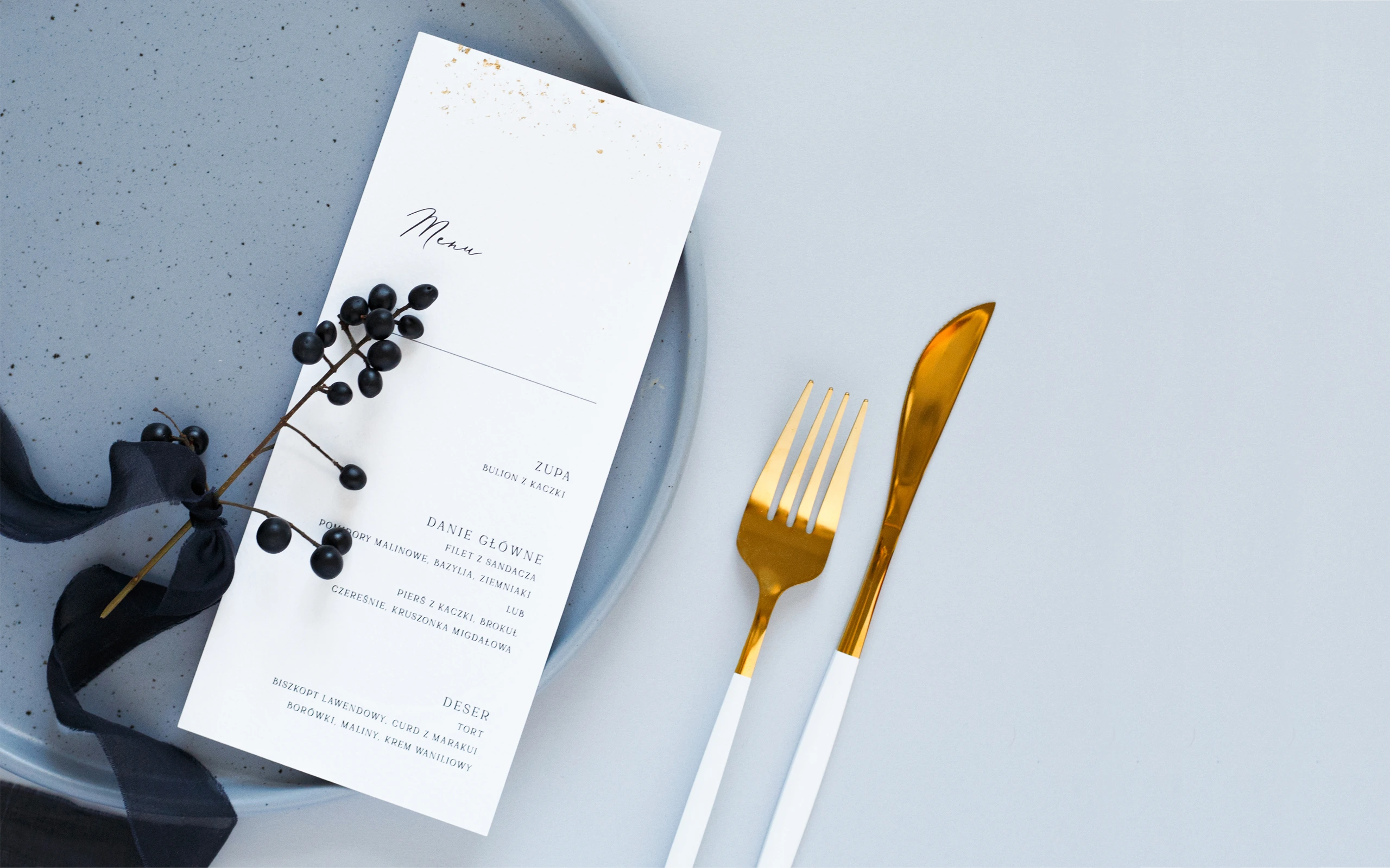 Delikatne menu ślubne na talerz w kolorze białym ze złoceniami