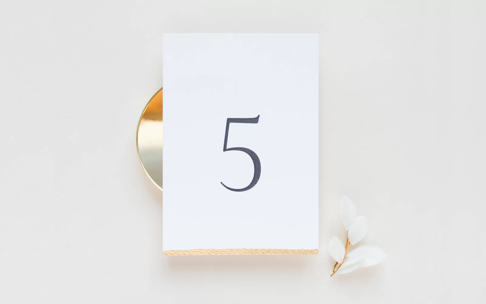 Minimalistyczny numerek na stół weselny ze złotem