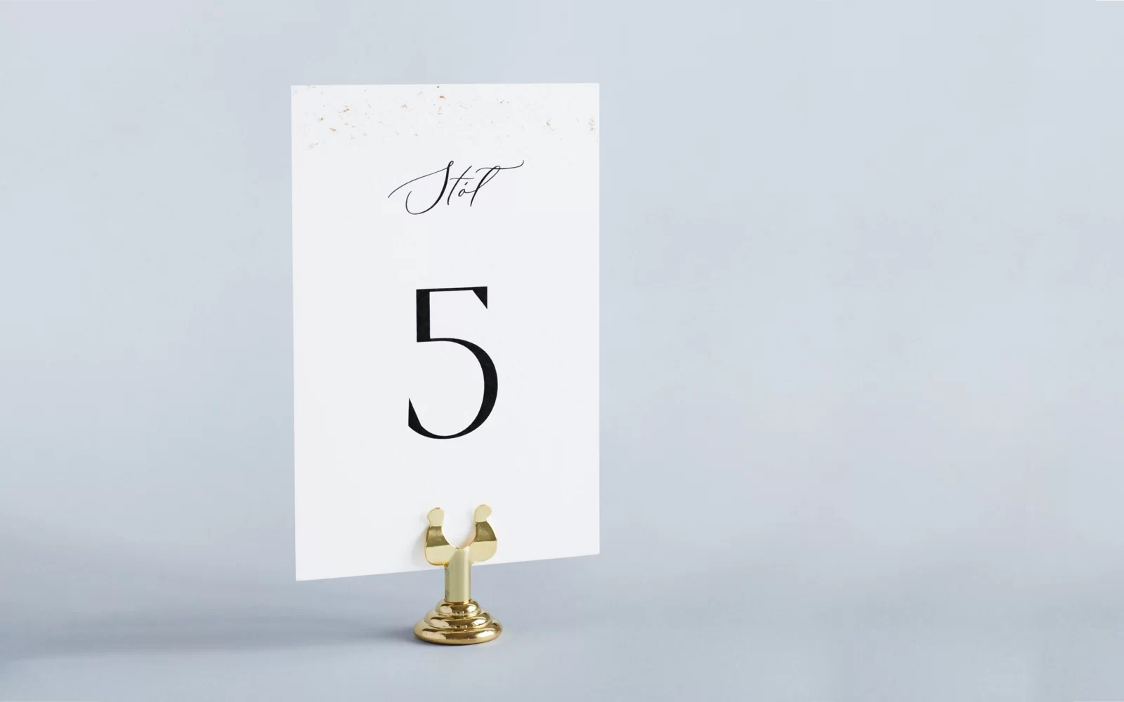 Złocony numer stolika w kolorze białym