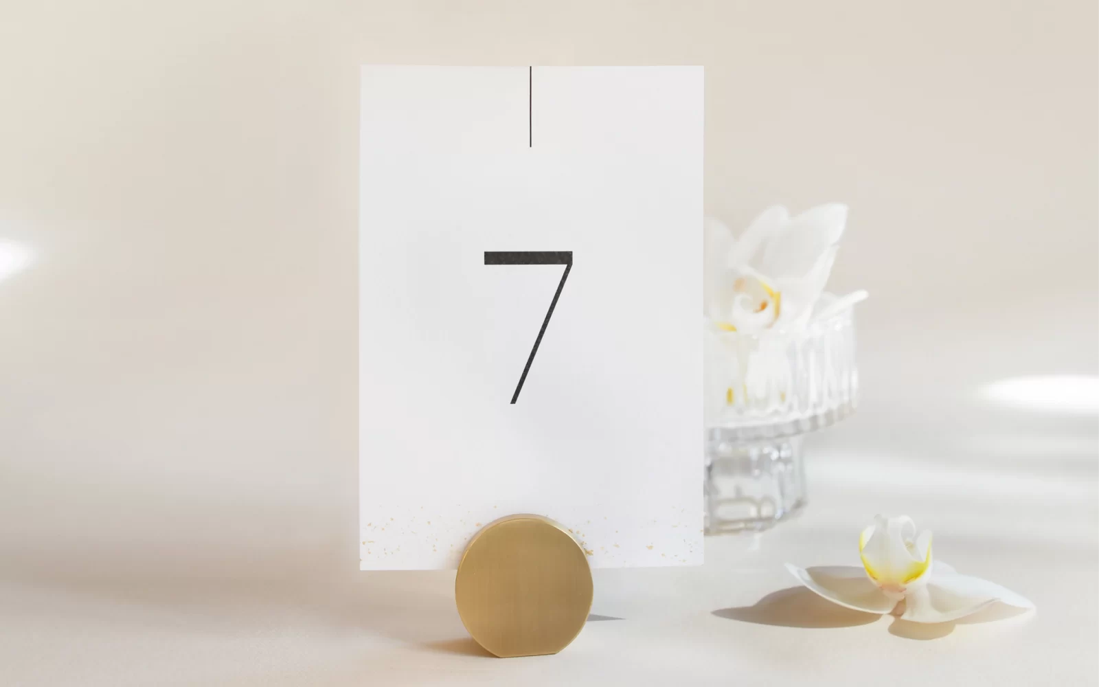 Minimalistyczne numerki stołów w kolorze białym