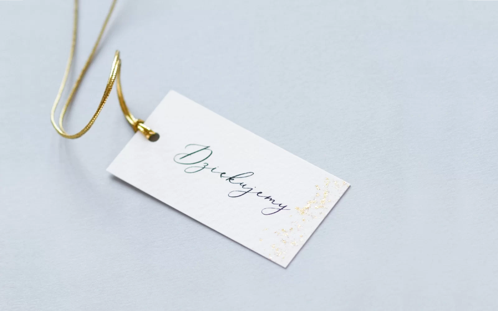 Karteczka na prezent dla gości w kolorze białym ze złotem