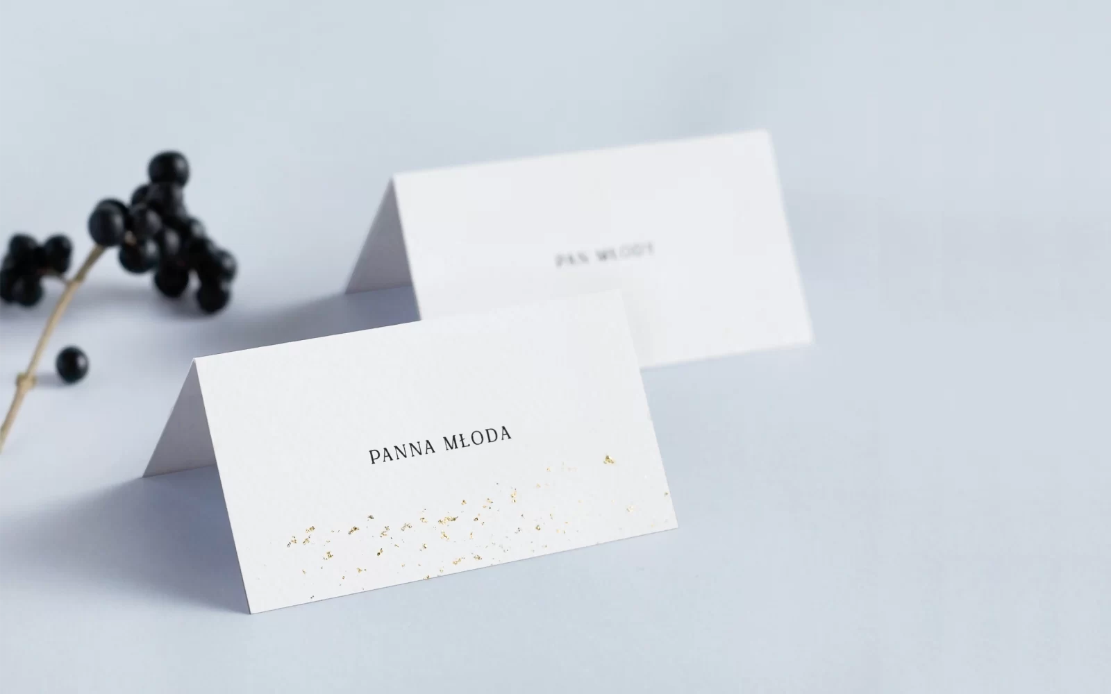 Białe wizytówki weselne ze złotem