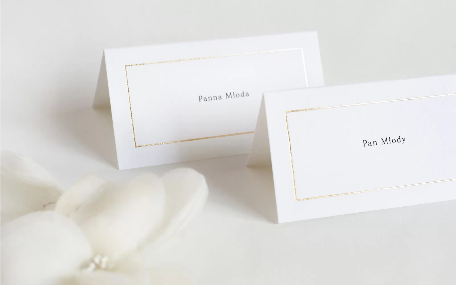 Składane karteczki z imionami gości na wesele w kolorze białym ze złoceniem
