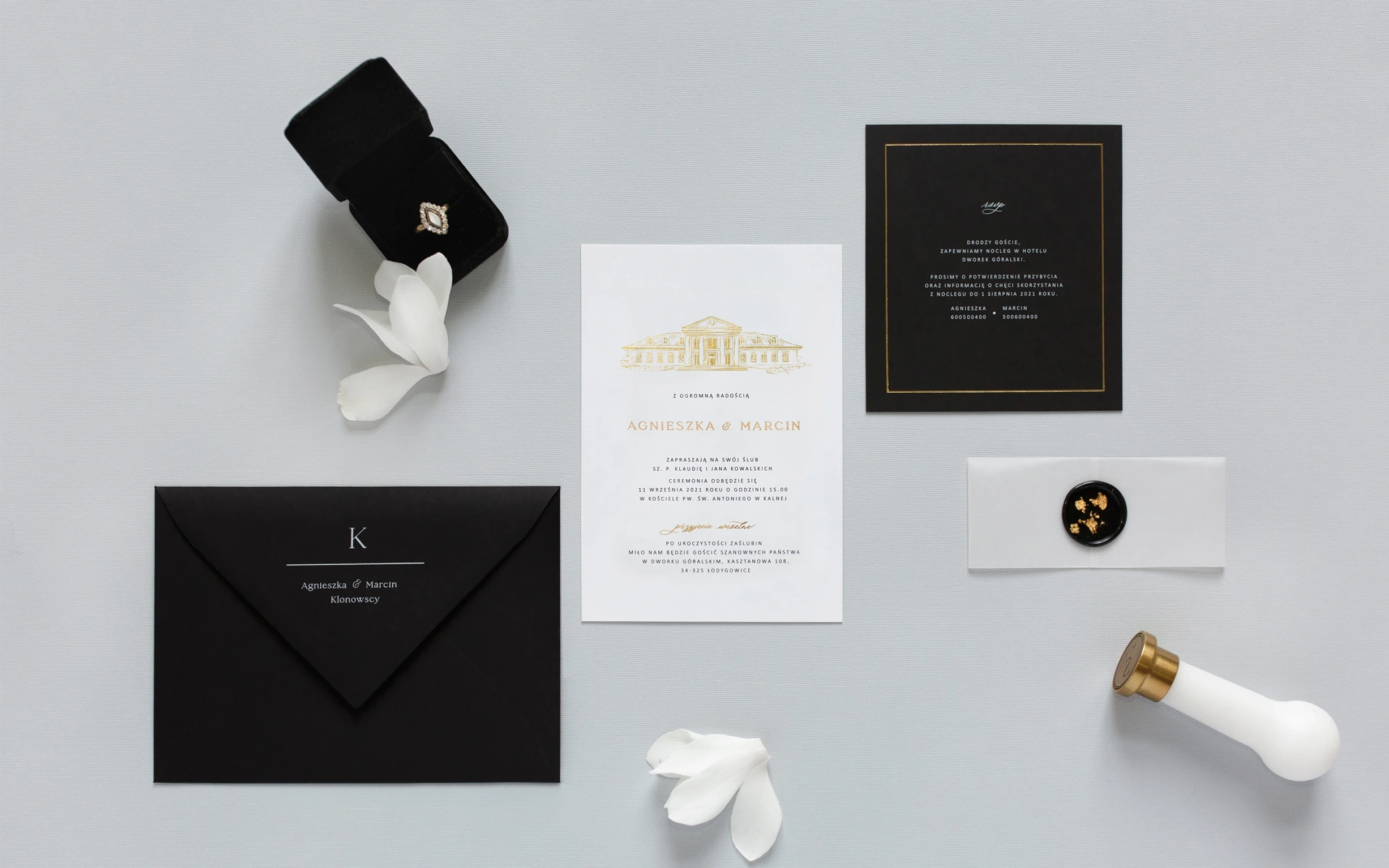 Biało czarne eleganckie zaproszenia na ślub ze złotem