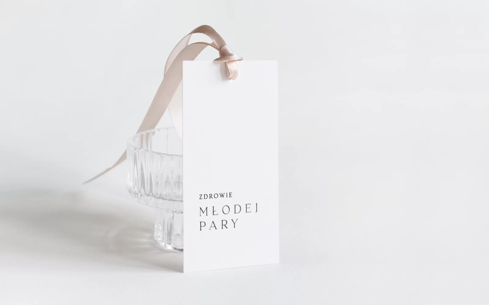 Biała zawieszka na wódkę weselną