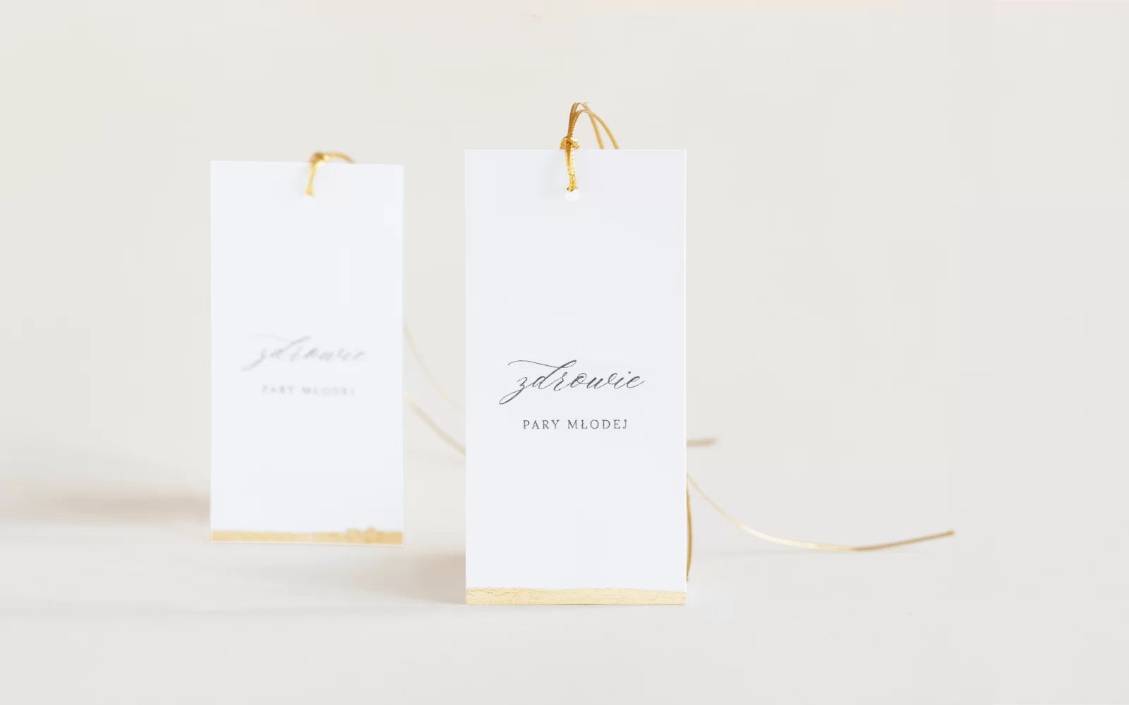 Białe eleganckie zawieszki na wódkę ze złotem