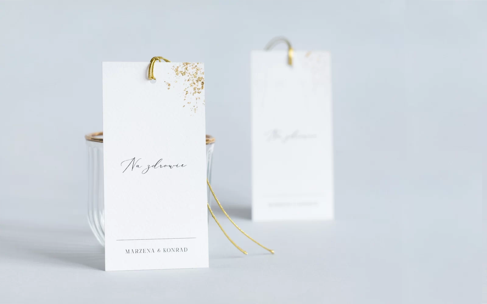 Zawieszki na wódkę weselną w kolorze białym ze złotem