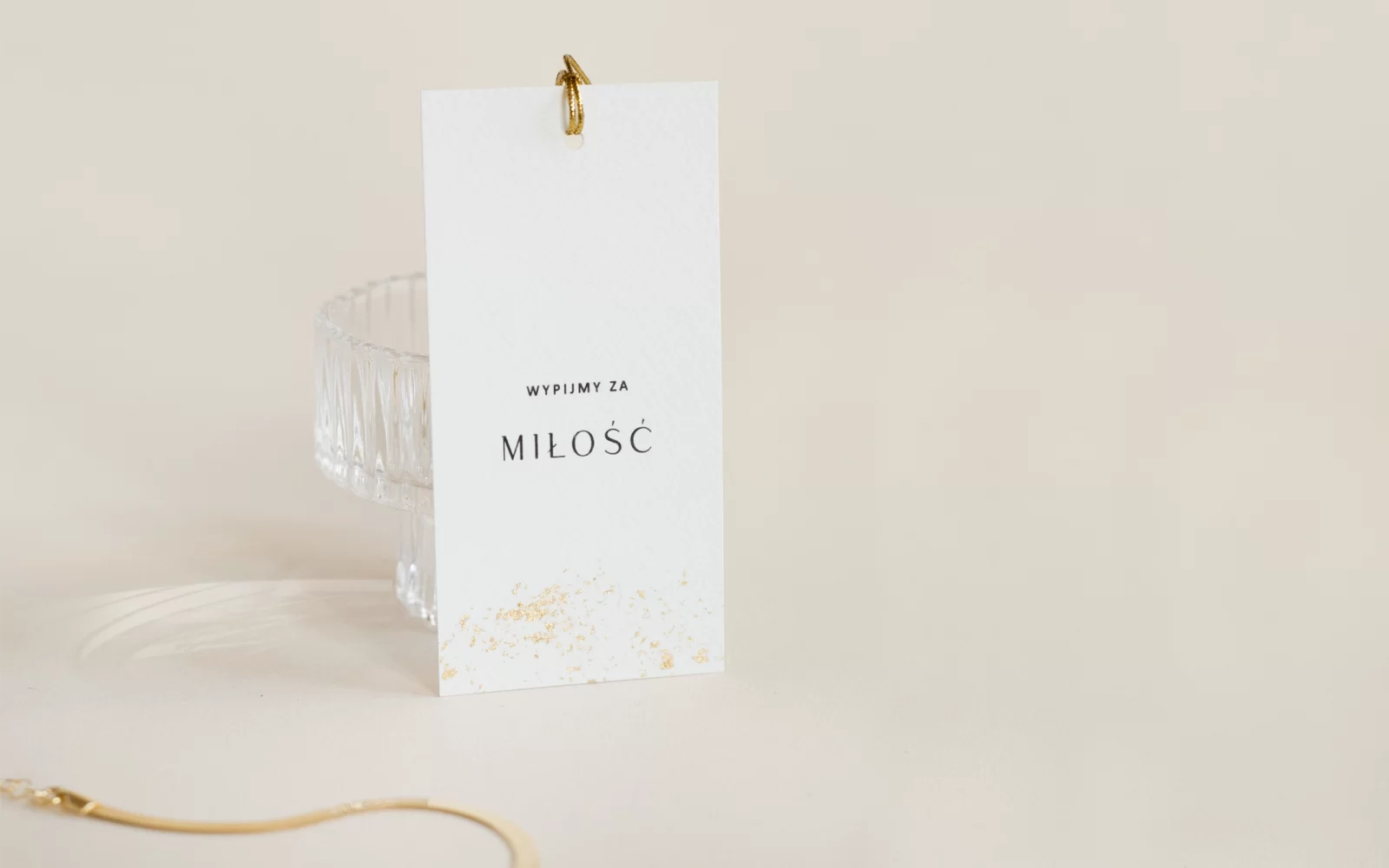 Biała zawieszka na wódkę ślubną złota